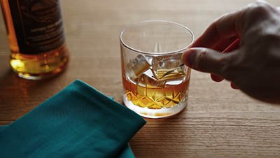 Стакан виски на столе